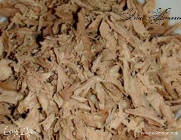 Отвариваю мясо. Нарезаю (или разбираю на волокна) тонкой соломкой отварное и копченое мясо и складываю в разные мисочки. 