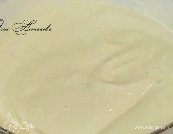 А пока готовлю заправку:
Смешиваю густую сметану с горчицей. Солю, перчу. Добавляю пару ложек соевого соуса. Все хорошо перемешиваю и отправляю в холодильник хорошо охладиться. 