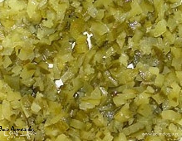 Натираю огурцы соленые и свежие (их я соединяю и удаляю лишний сок)