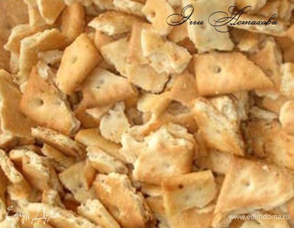 Измельчаю на небольшие кусочки крекеры. 