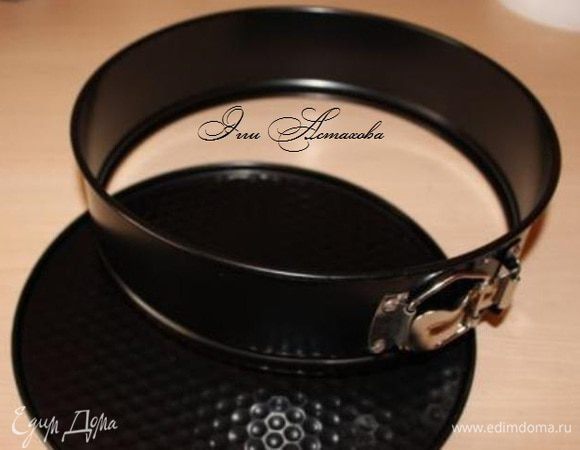 Как все продукты будут подготовлены, занимаюсь формочкой, чтобы собрать этот салат. 

Я использую формы для выпечки разъемные разных диаметров, если же таких нет, можно использовать кулинарные кольца или просто смастерить формы самостоятельно: 

вырезаю из мягкого картона 2 широкие полоски и оборачиваю их фольгой, а затем соединяю концы, чтобы получились 2 заготовки в виде кругов разного диаметра.

