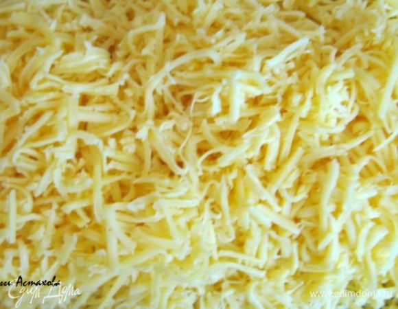 А теперь при помощи большой формы собираю салат. Каждый слой промазываю заправкой.
Итак, слои:
- Крекеры
- Жареные грибы с луком 
- Измельченные маслины
- Отварное мясо
- Огурцы (половину, смешанных маринованных огурцов со свежими)
А теперь для формочки меньшего диаметра:
- Яйца
- Копченое мясо
- оставшаяся половина огурцов.

Отправляю салат в холодильник, чтобы все пропиталось.

А потом натереть сыр. А перед подачей обсыпаю весь салат щедро этим натертым сыром.

