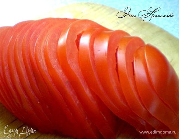  Украшение

Вокруг верхней части выкладываю нарезанные пополам маслины. Нарезаю тонко помидор. 