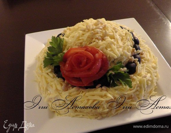 Вот и получилась такая симпатичная шляпка!! 

Такой салат является изюминкой стола и моментально съедается! Такая шляпка украсит любой праздничный стол - внешний вид радует глаз и манит всех попробовать его. Оригинально и совсем несложно!

Приготовьте обязательно!

Приятного аппетита!