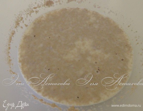 Подогреваю молоко. Смешиваю сахар, дрожжи и молоко. Перемешиваю и оставляю для подъема в теплом месте минут на 15-20.