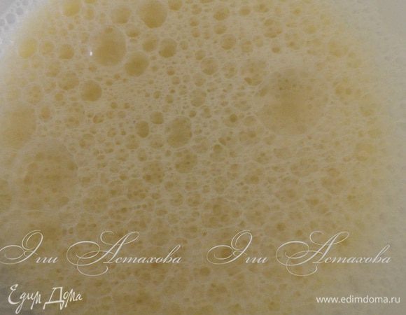 Взбиваю блендером белок и 1 яйцо.