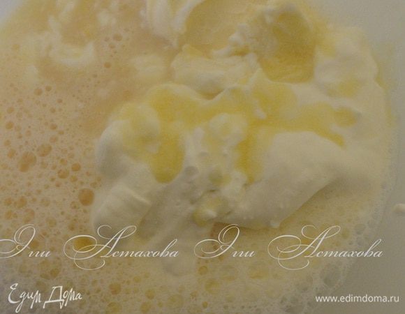 Взбиваю отдельно творожную массу с йогуртом. и добавляю к взбитому яйцу с белком. Все это опять взбиваю.