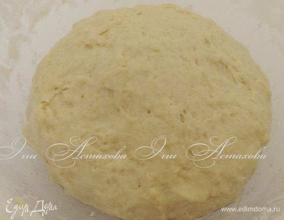 И в конце добавляю подошедшую опару, ванилин, соль и растопленное масло. Все перемешиваю. Просеиваю муку с разрыхлителем. Добавляю к взбитой массе и перемешиваю тесто. Формирую его в шар.