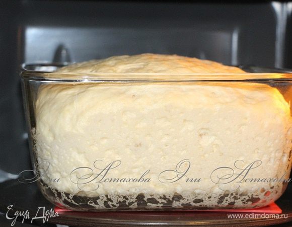 Тесто шикарно подошло, достаю его, выкладываю на рабочую поверхность, присыпанную мукой. Делю тесто на небольшие шарики.