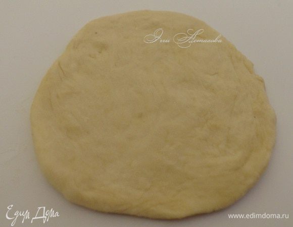 Теперь сама формовка пирога:
Раскатываю каждый шарик теста в кружок (не обязательно уж такой правильной формы, все погрешности в дальнейшем будут не заметны).