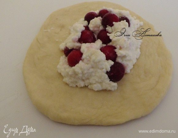 В серединку выкладываю ложку начинки.