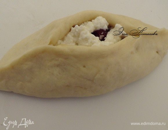 Формирую обычные пирожки, с одним условием – серединку не соединять! А оставить, чтобы видна была начинка. можно просто слепить или сделать красивую косичку, вообщем, на ваше усмотрение.