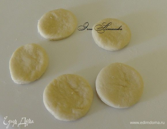 Осталось оформить серединку. Самое лучшее - это сделать красивый цветочек, а-ля розочка.
Ну, тут тоже все просто: раскатать оставшееся тесто по - тоньше, вырезать рюмкой кружки.