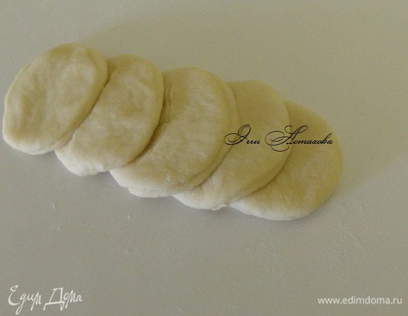 Складываю кружки их друг на дружку, отступая немного, т.е 2-й и последующие кружки краду на половину предыдущего кружка