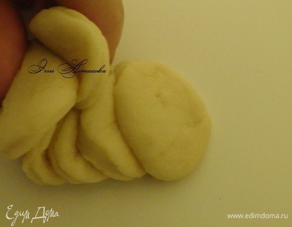 Далее 2 варианта:
1) более простой
Беру край последнего кружка и начинаю закручивать рулетом, не отрывая этого рулетика от края следующего кружка теста,каждый раз поддевать край следующего кружка и закручивать в рулет, т.е как заканчивается кружок теста, сразу же не отрывая его поддеть край следующего кружка и продолжать скручивать. И так до конца - пока не закончатся кружки.