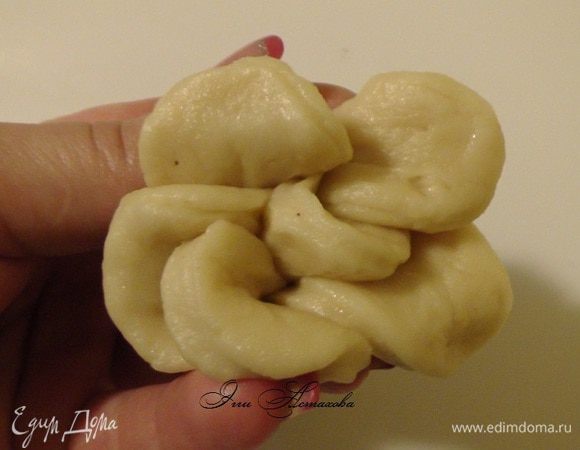 А потом в руках аккуратно придерживая низ рулета, расправить лепестки и получается вот такой симпатичный цветочек!