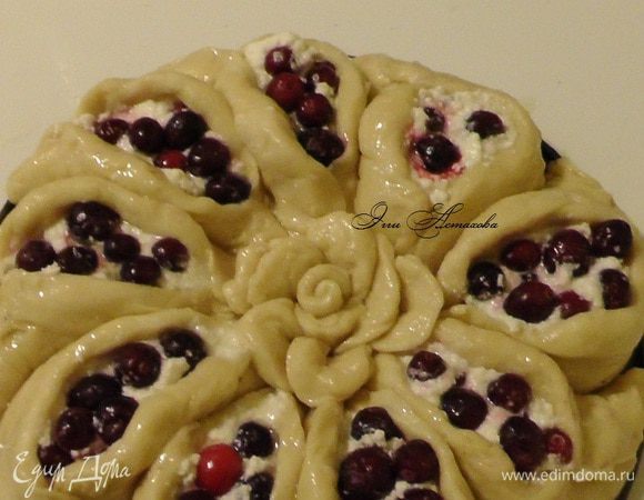 2) посложнее
А можно сделать прям настоящую розочку
Раскатать кружки потоньше и взять их больше о количеству.
Затем взять первый кружок и свернуть его рулетиком (трубочкой) - Это середина розочки. Положить его на край первого кружка и начинать скручивать, как описано выше.
А затем, держа за низ рулета, руками красиво расправить кружки, а также можно завернуть лепестки.
К розочке можно сделать вот такие листики. Краям придать рельефность вилкой.
Эту розочку потом просто укладываю в серединку пирога, там где пустота.