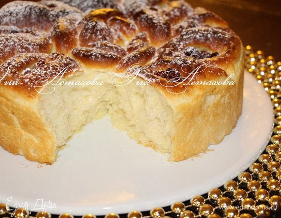 Одеваю разъемное кольцо от формы.
Все, осталось смазать поверхность пирога взбитым белком с молоком и оставить в теплом месте подходить (минут 30-40)
А затем выпекаю в духовке при температуре 200 градусов около 20-25 минут. Время может варьироваться из-за работы вашей духовки. Готовность проверяйте сухой спичкой или деревянной шпажкой.