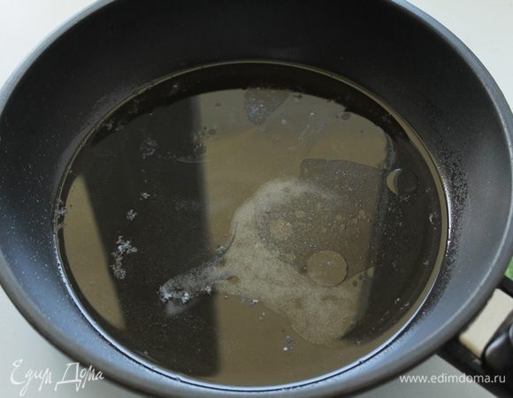 На прогретую  сковороду высыпаем сахар, соль, заливаем уксусом и раст. маслом.
