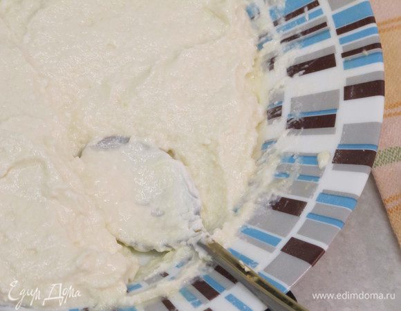 Приготовим начинку: растираем творог с сахаром, добавляем муку и половину взбитого яйца.