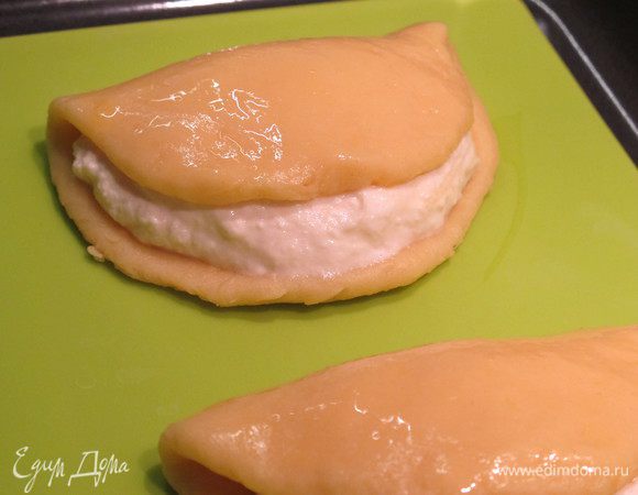 Сочники выкладываем на противень смазанный маслом (на коврик для выпечки), смазываем оставшимся яйцом и выпекаем 25 минут в заранее разогретой духовке на 200 град.