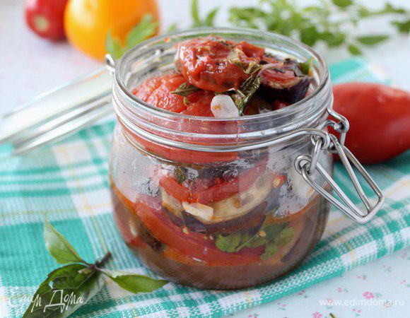 Для консервации:
Мелко порезанный чеснок засыпаем поверх помидоров, накрываем и оставляем томиться еще на 5 минут.
Выкладываем в баночку, выливаем всю жидкость из сковороды тоже в баночку, закупориваем.
Стерилизовать не надо. Хранить в холодильнике. 