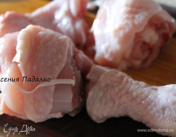 Голени помыть, обсушить и разрубить пополам. Обжарить с 3-мя ст.л. растительного масла с двух сторон до золотистого цвета.