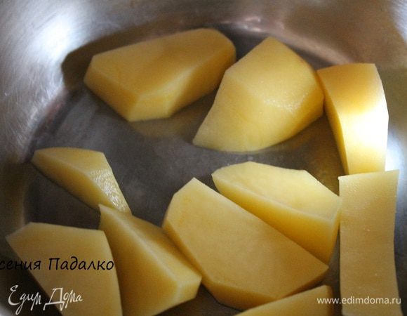 Картофель очистить и нарезать произвольными кусочками.