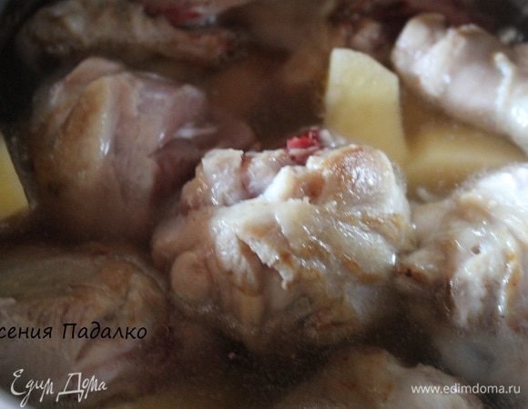 На картофель выложить обжаренные ножки, залить водой, накрыть крышкой и варить 30-40 минут.