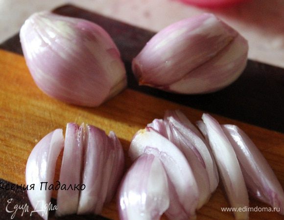 Лук нарезать вдоль соломкой.