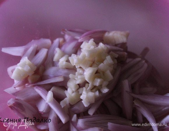 Чеснок 2 зубка нарезать мелкими кубиками и добавить к луку.