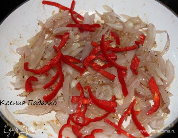 В сковороду, где обжаривались ножки добавить 1 ст.л. масла, разогреть и положить лук с чесноком. Обжаривать до легкого зарумянивания. Затем добавить перец болгарский, нарезанный соломкой. Смешать воду, томатную пасту и муку и вылить в сковороду. Потушить 1-2 минуты.