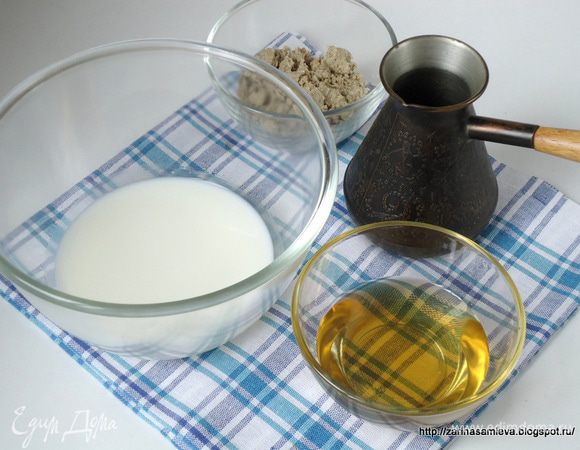 Сварить крепкий кофе, процедить. 
Арахисовую или кунжутно-арахисовую халву немного размять вилкой. Приготовить сливки и кленовый сироп.