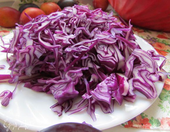 Капусту мелко нашинковать. 