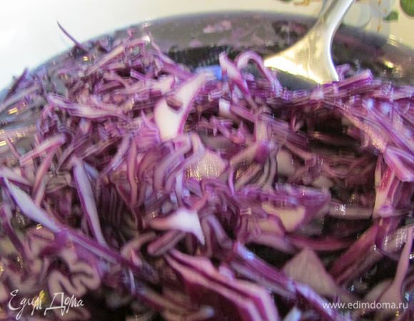 Бланшировать в кипятке 2 минуты. 