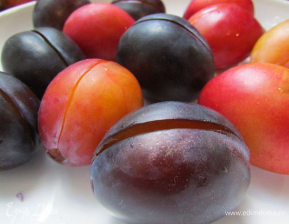 Отобрать спелую крепкую сливу. По одной стороне сливы сделать небольшой надрез. 