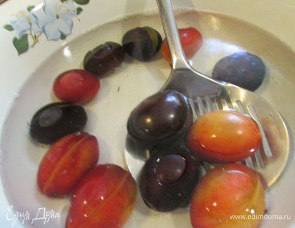 Бланшировать в кипятке 1 минуту. 