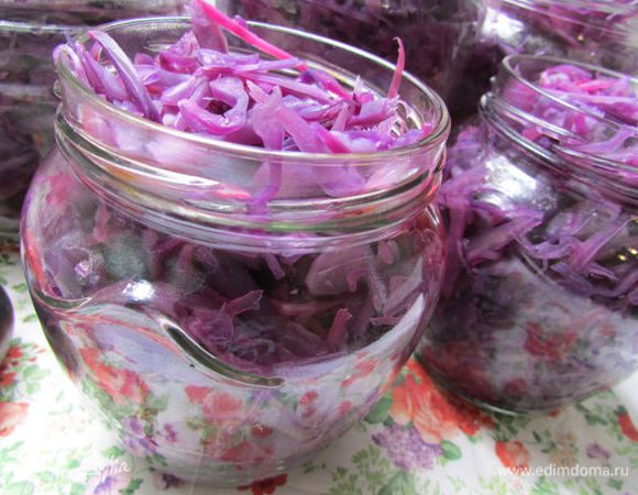 Затем капусту и сливы (по 2 штучке) разложить в стерилизованные банки (можно капусту и сливы предварительно перемешать). 