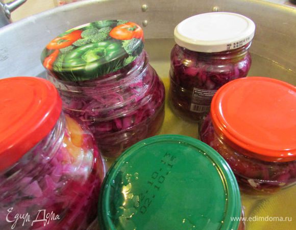 Приготовьте горячую маринадную заливку, равномерно заполните ей банки с капустой. Накройте крышками, чтобы не попадала вода и поставьте стерилизовать: пол-литровые – 12 минут, литровые – 15 минут. 