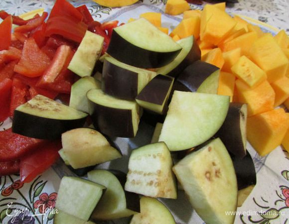 Баклажаны (с кожицей), тыкву (без кожицы и семян), перец (без семян) разрезать на кусочки по 2-3 см. 