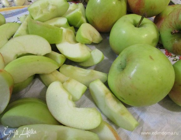 Яблоки (лучше всего брать твердые сладкие сорта) разрезать вдоль на 6 долек (без семян, но с кожицей), а затем каждую дольку – пополам. 