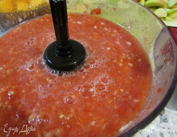 Помидоры и чеснок сложить в чашу блендера и пробить на средней скорости. Можно пропустить через мясорубку.