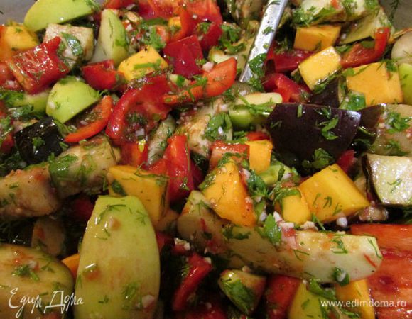 Подготовленные овощи смешать, опустить в кипящую смесь, кипятить 50-60 минут, часто помешивая.