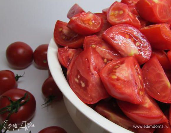 Помидоры помыть, обсушить и нарезать дольками.
