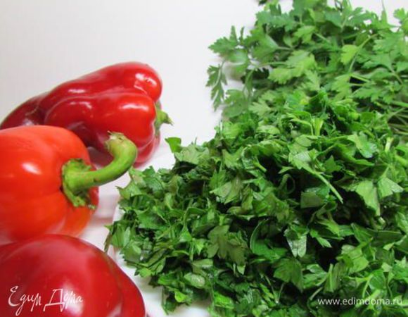 Зелень вымыть, обсушить и мелко нарезать.