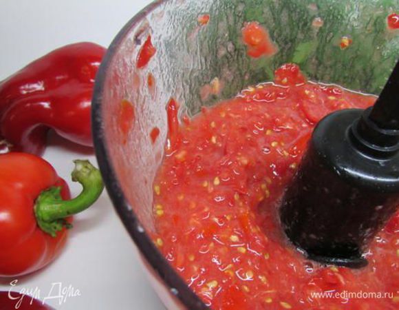 Помидоры выложить в чашу блендера и измельчить.