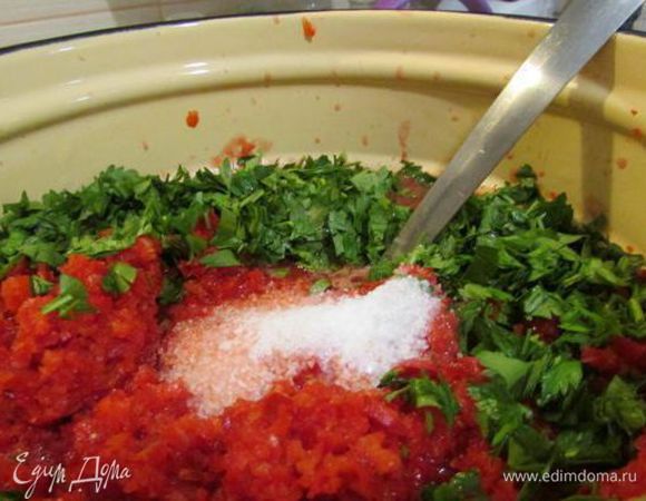 Овощи и зелень соединить, добавить соль. Массу поставить на огонь, дать закипеть. Кипятить 15 минут. 