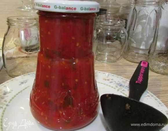 Разлить по горячим стерилизованным баночкам, бутылочкам. Плотно закрыть горячими крышками. Я использую маленькие баночки с закручивающими крышками. 