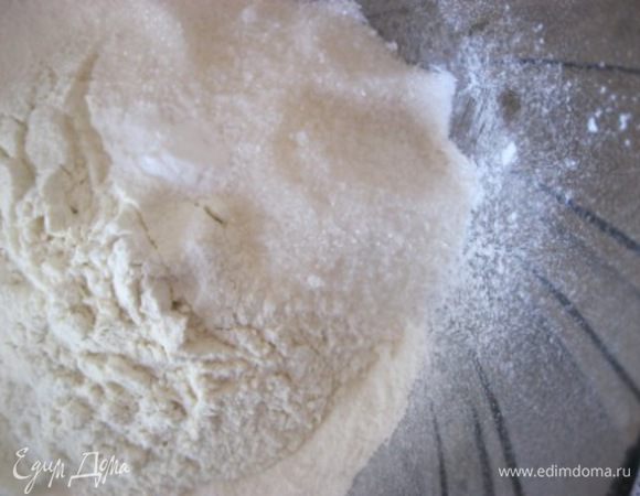 В миску просеять муку, добавить сахар, соль, разрыхлитель, перемешать до однородности.
