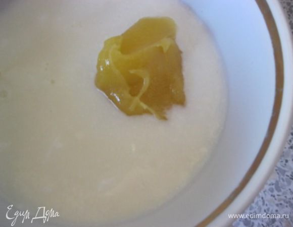 В другой миске соединить йогурт и мед.